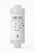 SAME SKIN C-Vitamin Shower Filter on raikkaan meren tuoksuinen suihkusuodatin, joka poistaa vedestä ruosteen, metallijäämät ja kloorin. Tämän suodattimen ansiosta iho ja hiukset voivat voida paremmin eivätkä metallijäämät pääse värjäämään esimerkiksi vaalennettuja hiuksia. Lisäksi saat suihkuhetkiisi hieman enemmän luksusta ihanan tuoksun kautta. Tuoksu ei kuitenkaan jää iholle tai hiuksiin vaan antaa kylpyhuoneeseen lempeän tuoksumaailman.&nbsp;

Deep Sea on suihkusuodatin valikoimamme tuoksuista miedoin.